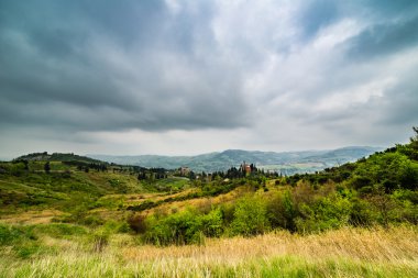 İtalya'da Emilia Romagna yeşil tepelerüzerinde antik köy