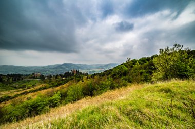 İtalya'da Emilia Romagna yeşil tepelerüzerinde antik köy
