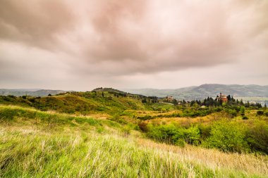 İtalya'da Emilia Romagna yeşil tepelerüzerinde antik köy