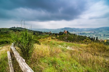 İtalya'da Emilia Romagna yeşil tepelerüzerinde antik köy