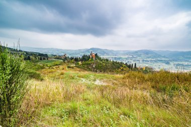 İtalya'da Emilia Romagna yeşil tepelerüzerinde antik köy
