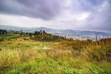 İtalya'da Emilia Romagna yeşil tepelerüzerinde antik köy