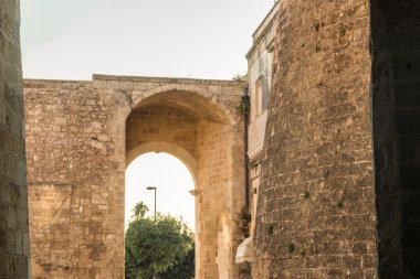 Puglia Salentum kıyısında eski bir sahil kasabasının duvarları