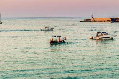 Apulia Salento kıyısında eski bir sahil kasabasının koy
