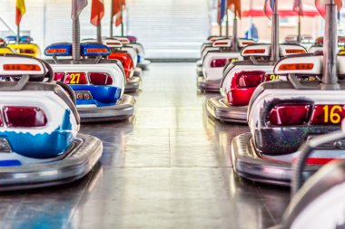 dodgems, küçük bir kasaba fuarında küçük elektrikli arabalar