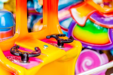 atlıkarınca koltukları yakın çekim, sahte araba direksiyon