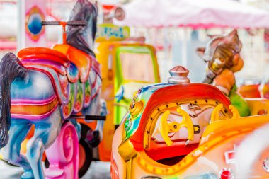 atlıkarınca koltukları, dörtnala koşan atlar ve sahte arabaların direksiyonu