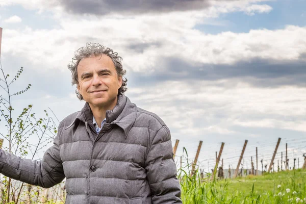 Homem Meia Idade Sorri Frente Aos Campos Cultivados Campo Emília — Fotografia de Stock