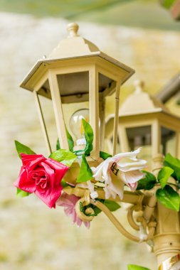 sahte çiçekler ile eski tarzda sokak lambası