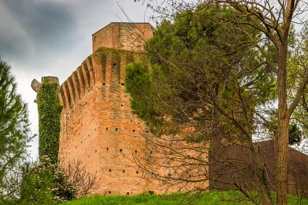 Cihlová Věž Italské Krajině — Stock fotografie