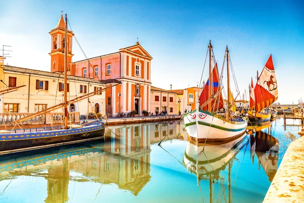 Kirche Und Alte Saiboote Auf Leonardesque Gat Cesenatico Italien — Stockfoto