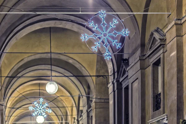 灯和圣诞装饰品的凉廊和柱廊在卢戈 意大利 — 图库照片