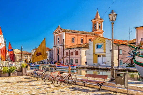 Kilise, bycicles ve antik tekneler Bycicles park önünde Cesenatico Canal Limanı'nda