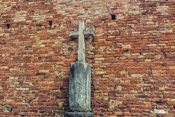 十字架雕刻在石头与砖墙的背景 — 图库照片