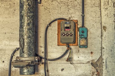 Elektroteknik endüstriyel arkeoloji - eski elektrik ışığı anahtarı eski ve metal tüp boyunca vana lar ve sigortalar ile elektrik paneli