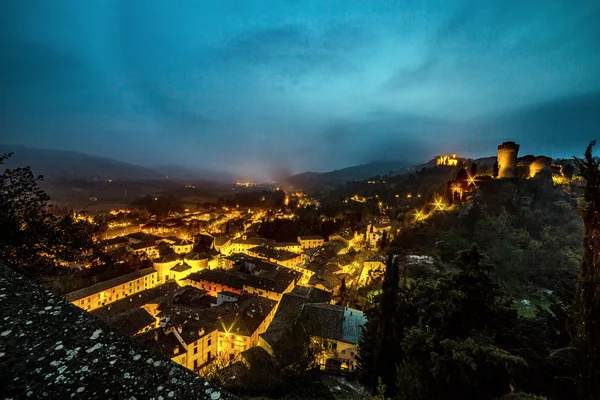 イタリアのブリシゲラ近くの丘陵地帯の城の夜景 — ストック写真