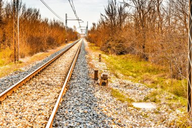 İtalya'da Romagna kırsalında ufka demiryolu rayları