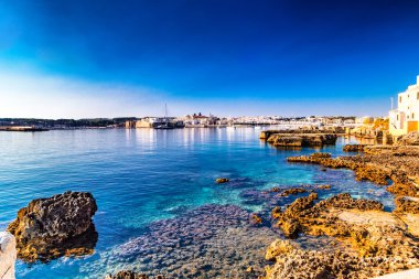 İtalya'da Apulian antik kentinin denizde kayalar ve berrak suları ay