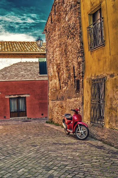 Scooter Rojo Calle Estrecha Del Pueblo Pescadores Rimini Italia —  Fotos de Stock