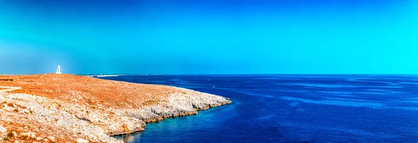 Błękitne Morze Dzikie Skaliste Wybrzeża Salento Blisko Wieży Węża Dawnej — Zdjęcie stockowe