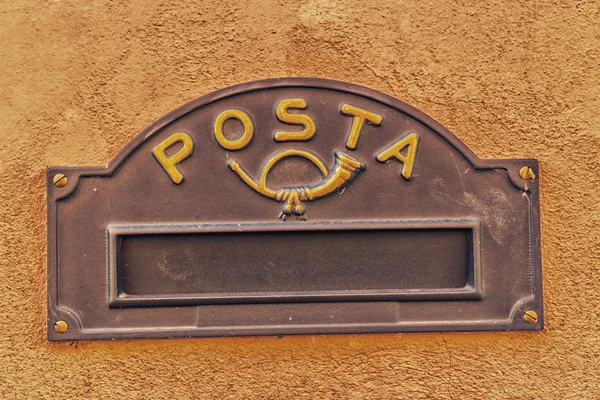 Slits För Att Infoga Post Vintage Brevlåda Med Italienskt Ord — Stockfoto