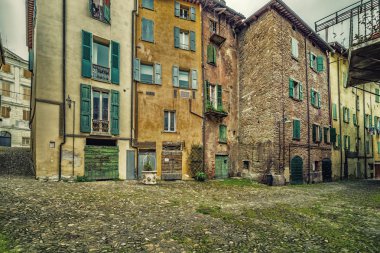 Brisighella sokaklarında, Emilia Romagna ve Toskana arasındaki sınırdaki en güzel antik köy.