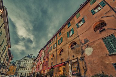 Brisighella sokaklarında, Emilia Romagna ve Toskana arasındaki sınırdaki en güzel antik köy.