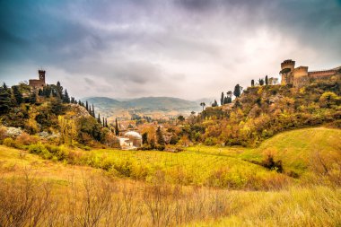 Kale nin etrafındaki yeşil kırsal alan ve İtalya'nın Emilia Romagna bölgesinde Brisighella'ya bakan saat kulesi
