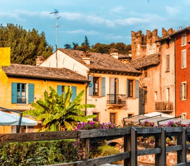 tipik bir İtalyan ortaçağ köyünün antik binalar: nehir hala evler ve eski değirmenler altından geçerek, şehir boyunca çalışır