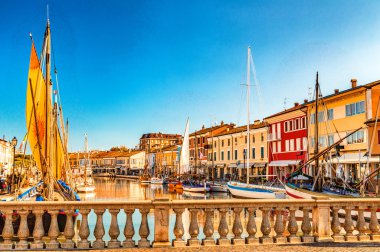 Leonardesque kanalı bağlantı noktası Cesenatico Emilia Romagna bölgesinin İtalya içinde antik tekneler