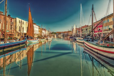 Leonardesque kanalı bağlantı noktası Cesenatico Emilia Romagna bölgesinin İtalya içinde antik tekneler