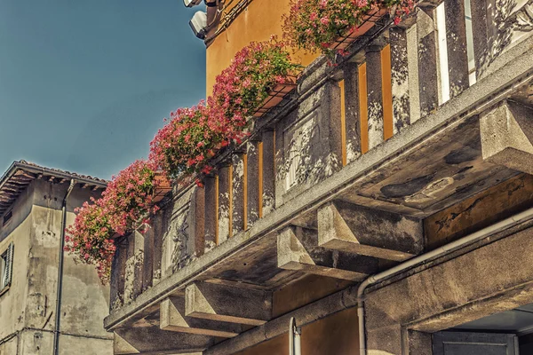 Vintage Balkon Met Hangende Fuchsia Petunia — Stockfoto