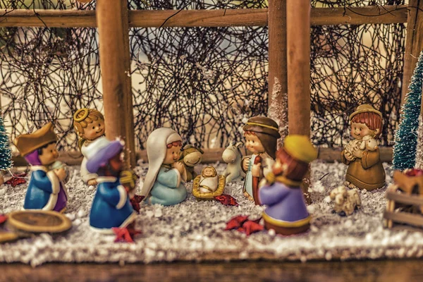 クリスマスのナティビティシーンの鮮やかな色 祝福された聖母マリアと聖ヨセフは 牛とロバが暖かく 3人の賢者が贈り物を持っている間 聖なる子供イエスを見守ります — ストック写真
