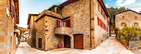 Toskana ortaçağ dağ köyünde Alleys Rönesans türetilen taş duvarları ile evler ile karakterize