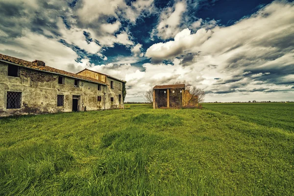 古代の国はロマーニャの田舎で家を台無しに — ストック写真