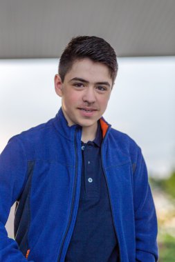 genç çocuk self servis modunda benzin istasyonunda arabasını yakıt