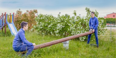 çokluk fotoğraf, çocuk bir tahterevalli üzerinde kendisi ile oynar