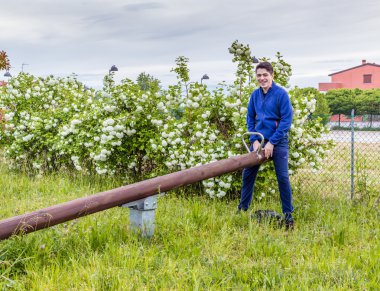çokluk fotoğraf, çocuk bir tahterevalli üzerinde kendisi ile oynar