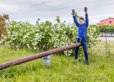 çokluk fotoğraf, çocuk bir tahterevalli üzerinde kendisi ile oynar