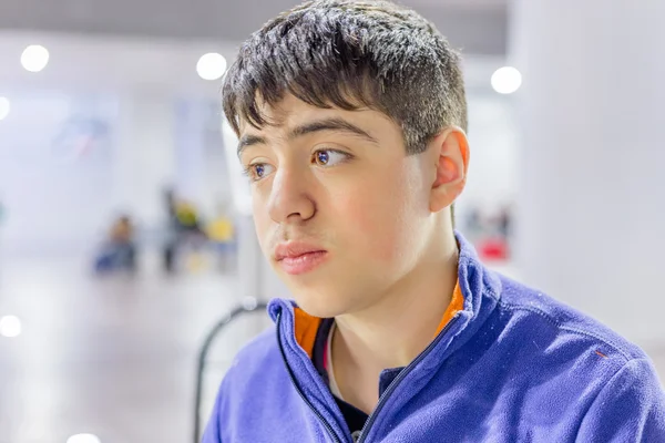 Портрет Кавказского Мальчика Зале Ожидания Вокзале — стоковое фото