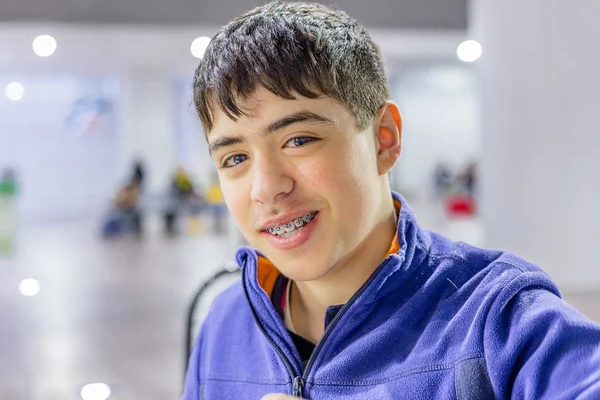 Porträt Eines Kaukasischen Jungen Wartezimmer Bahnhof — Stockfoto