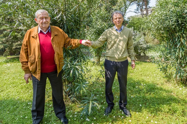 Baba Oğul Yaşlı Adam Orta Yaşlı Adam Birlikte Bahçede — Stok fotoğraf