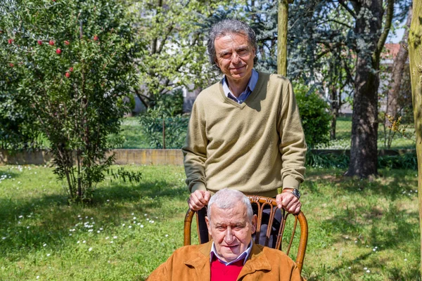 Baba Oğul Yaşlı Adam Bir Sandalyede Oturan Orta Yaşlı Adam — Stok fotoğraf