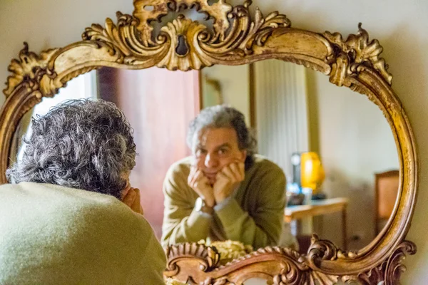 Orta Yaşlı Adam Eski Bir Lüks Aynada Yansıması Düşünceli Bakar — Stok fotoğraf
