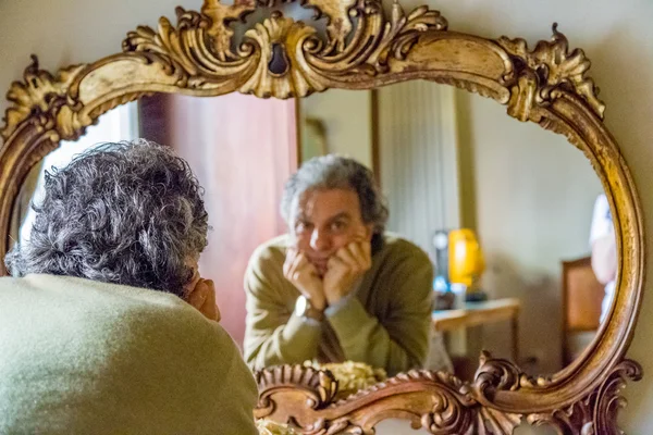 Homem Meia Idade Levanta Queixo Com Duas Mãos Como Ele — Fotografia de Stock