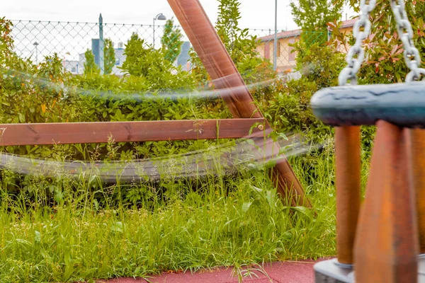 yeşil kamu parkta salıncak