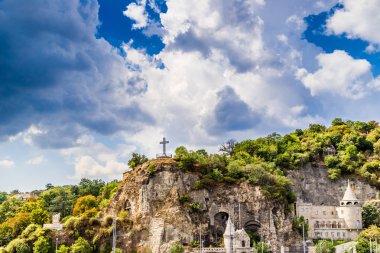 Budapeşte'de Kayalar ve Katolikler Mağara Kilisesi