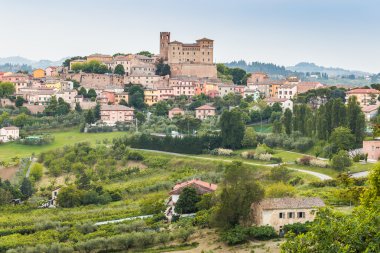 heybetli kale ve renkli evlerin çatıları İtalya'da Romagna tepelerinde bir ortaçağ köyünün huzur aydınlatmak