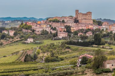 heybetli kale ve renkli evlerin çatıları İtalya'da Romagna tepelerinde bir ortaçağ köyünün huzur aydınlatmak