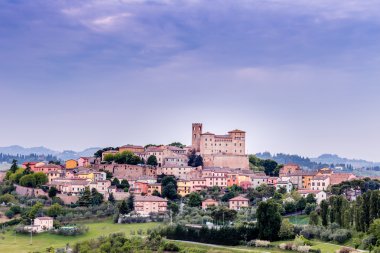 Cesena, İtalya yakınlarındaki büyüleyici dağ kasabası Longiano'nun renkli evlerine bakan ortaçağ kalesi